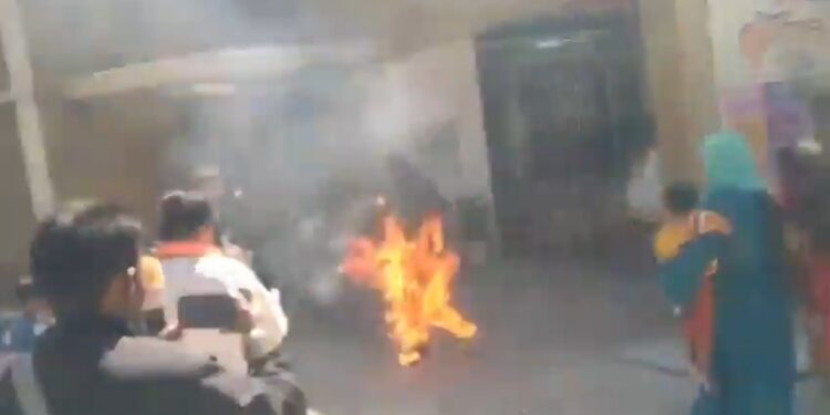 वायरल VIDEO आज वह पुलिस अधीक्षक के दफ़्तर पहुँचा और अनसुनी का आरोप लगाते हुए ख़ुद को आग के हवाले कर दिया