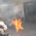 वायरल VIDEO आज वह पुलिस अधीक्षक के दफ़्तर पहुँचा और अनसुनी का आरोप लगाते हुए ख़ुद को आग के हवाले कर दिया