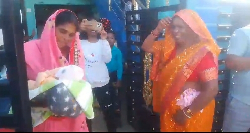 छिन्दवाड़ा खजरी निवासी राहुल नागवंशी के घर में बेटी हुई तो गरीबों को मिठाई बांटी और समाज को दिया 11,000 रुपए*