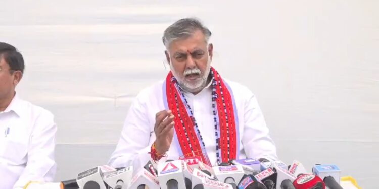 हरदा ब्लास्ट की रिपोर्ट से असंतुष्ट श्रम मंत्री प्रहलाद पटेल अधिकारियों की तरफ से की गई जांच को बताया अधूरा, अधिकारियों की जांच पर उठे सवाल देखिऐ VIDEO