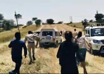कंजर डेरो पर दबिश देने गई खनिज विभाग की टीम पर पथराव..देखिऐ वायरल VIDEO