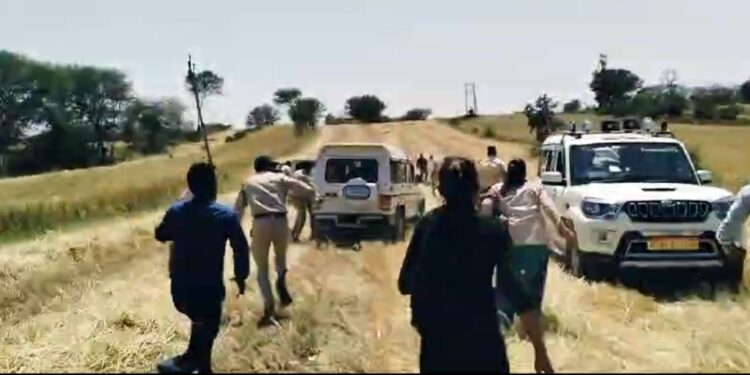 कंजर डेरो पर दबिश देने गई खनिज विभाग की टीम पर पथराव..देखिऐ वायरल VIDEO