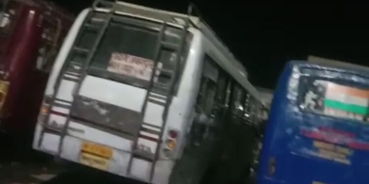 कटनी में बस स्टैंड पुलिस चौकी रोड में करती है वाहन चेकिंग और बस स्टैंड के भीतर आधी रात तक खुलेआम चल रहा है अवैध बीयर बार देखिए VIDEO