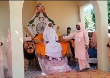 मुड़हुआ दक्षिणी आश्रम पर गढ़वा घाट श्री सद्गुरु स्वामी जी का हुआ आगमन भक्त गण दर्शन कर हुए गदगद