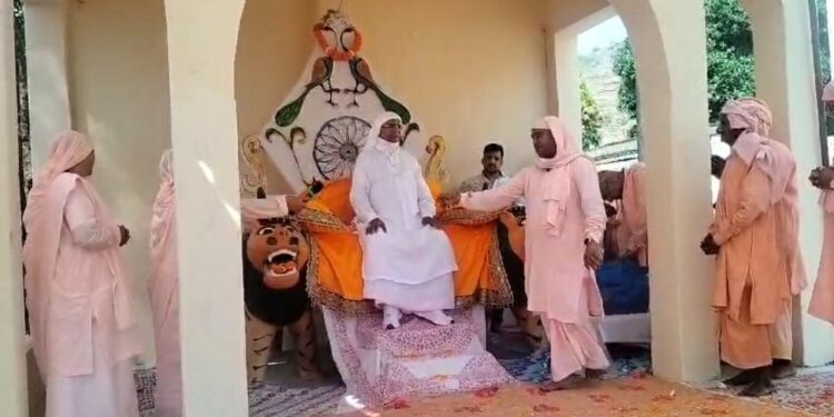 मुड़हुआ दक्षिणी आश्रम पर गढ़वा घाट श्री सद्गुरु स्वामी जी का हुआ आगमन भक्त गण दर्शन कर हुए गदगद