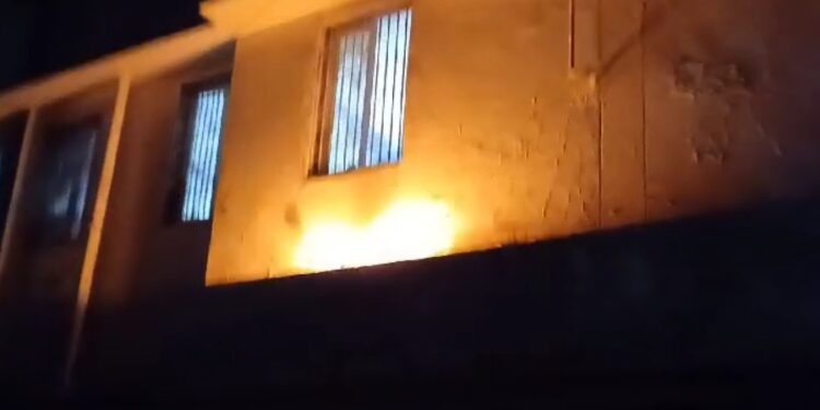 जिला अस्पताल मे लगी आग, उपस्थित मरीजों के परिजनों ने दी जानकारी