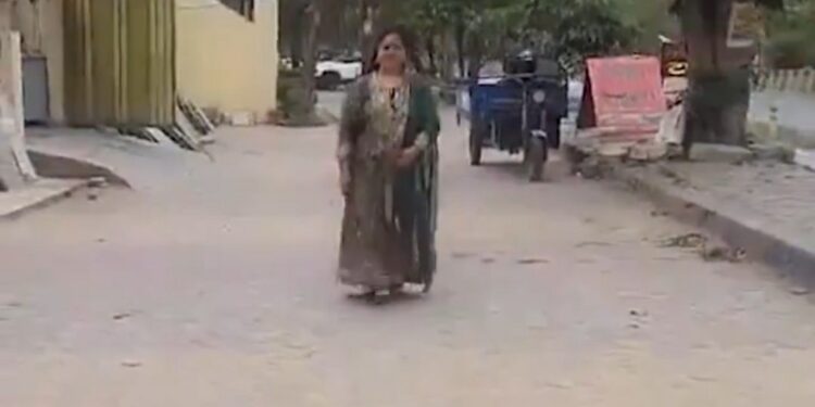 महंगा पड़ा रील बनवाना, गाजियाबाद में एक महिला सड़क किनारे बनवा रही थी REEL,