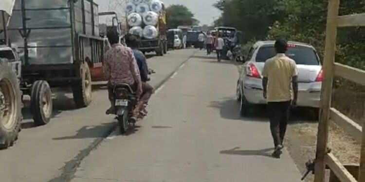 खोखरा,खरदौन के खरीदी केंद्र बंद किसानों ने किया हंगामा..विधायक घनश्याम चंद्रवंशी की समझाइए के बाद मामला हुआ शांत…!