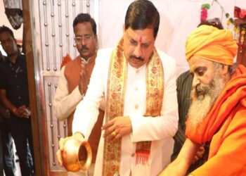 मुख्यमंत्री डॉ. यादव ने श्यामधाम आश्रम में साधु संतों से आशीर्वाद प्राप्त किया