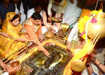 मुख्यमंत्री डॉ.यादव ने महाशिवरात्रि पर उज्जैन जिले के दंगवाड़ा में बोरेश्वर महादेव का लिया आशीर्वाद