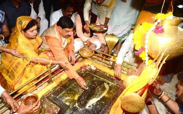 मुख्यमंत्री डॉ.यादव ने महाशिवरात्रि पर उज्जैन जिले के दंगवाड़ा में बोरेश्वर महादेव का लिया आशीर्वाद