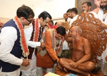 मुख्यमंत्री डॉ. यादव पंच कल्याणक महोत्सव में शामिल हुए आचार्य श्री विशुद्ध सागर जी महाराज का पाद प्रक्षालन कर आशीर्वाद लिया