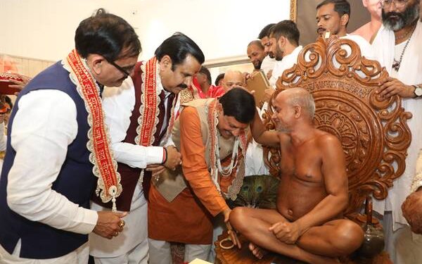 मुख्यमंत्री डॉ. यादव पंच कल्याणक महोत्सव में शामिल हुए आचार्य श्री विशुद्ध सागर जी महाराज का पाद प्रक्षालन कर आशीर्वाद लिया