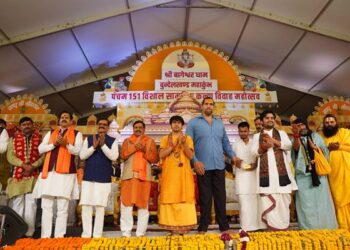 मुख्यमंत्री डॉ. मोहन यादव श्री बागेश्वर धाम में सामूहिक कन्या विवाह महोत्सव में शामिल हुए नव दंपत्तियों को दिया आशीर्वाद