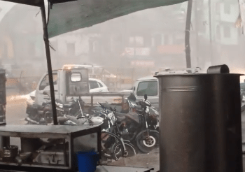 भारी आंधी और तूफान बारिश से जनजीवन अस्त-व्यस्त शहर में कई दुकानों के टीन सेट उड़े लाखों का नुक़सान