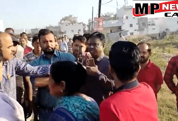 अवैध अतिक्रमण हटाने पहुंचा  नगर निगम अमला, रहवासियों ने मचाया हंगामा। विधायक उषा ठाकुर ने अधिकारी को दी धमकी, कहा- देवकीनंदन तुम जाओ वरना तुम मरोगे जिन्होंने आदेश दिया उनका कुछ नहीं होगा। VIDEO