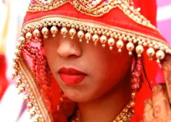 दोस्तों की मदद से पैदा करना चाहते हैं बच्चा, खुद कुछ नहीं कर पाते पत्नी ने लगाए गंभीर आरोप