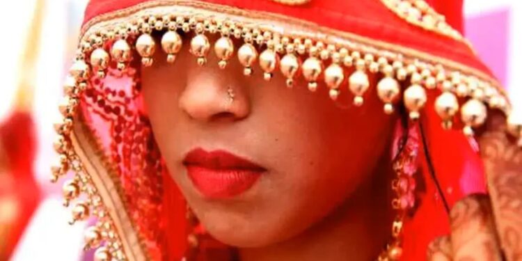 दोस्तों की मदद से पैदा करना चाहते हैं बच्चा, खुद कुछ नहीं कर पाते पत्नी ने लगाए गंभीर आरोप