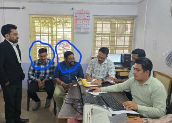 जबलपुर रिश्वत खोर 2 बाबू  लोकायुक्त छापे में हुए ट्रैप, नामांतरण के बदले मांग रहा था 10 हजार घूस