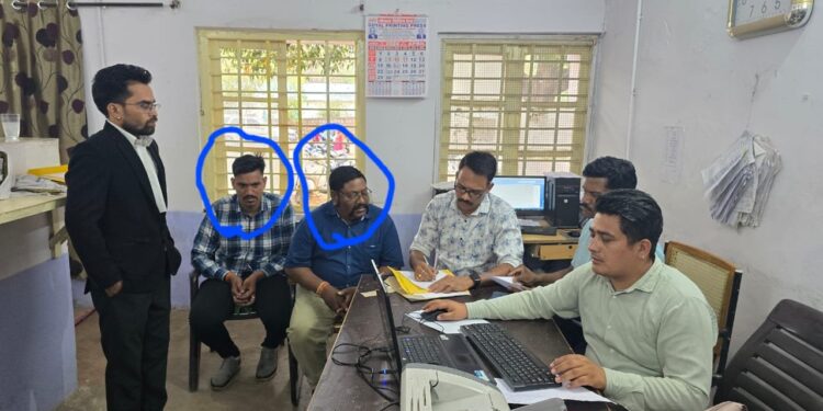 जबलपुर रिश्वत खोर 2 बाबू लोकायुक्त छापे में हुए ट्रैप, नामांतरण के बदले मांग रहा था 10 हजार घूस
