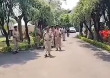 *कमलनाथ के छिंदवाड़ा के शिकारपुर कमल कुंज आवास पर तीन थाने की संयुक्त टीम 8 से 10 गाड़ियों से पहुंची है. फिलहाल पुलिस ने इस मामले में कुछ भी कहने से इंकार कर दिया है।*