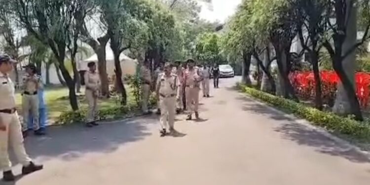 *कमलनाथ के छिंदवाड़ा के शिकारपुर कमल कुंज आवास पर तीन थाने की संयुक्त टीम 8 से 10 गाड़ियों से पहुंची है. फिलहाल पुलिस ने इस मामले में कुछ भी कहने से इंकार कर दिया है।*