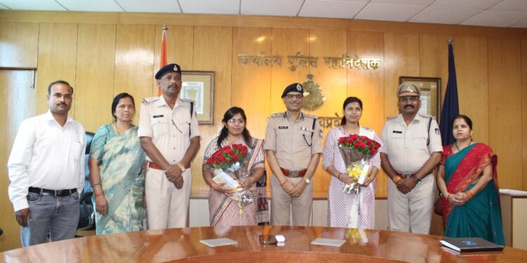 भोपाल UPSC में चयनित पुलिस कर्मियों की बेटियों का डीजीपी  सुधीर सक्सेना ने किया सम्मान,