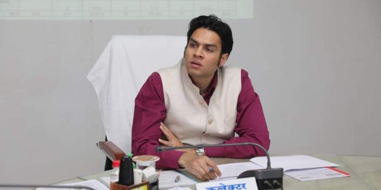 कलेक्टर श्री प्रसाद ने आदतन अपराधी  के विरुद्ध की बाउंड ओवर की कार्यवाही