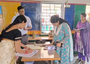 कलेक्टर ने किया बम्हनी, सिलगी एवं पेटेगांव स्कूल का निरीक्षण  अनुपस्थित शिक्षकों पर कार्यवाही के निर्देश