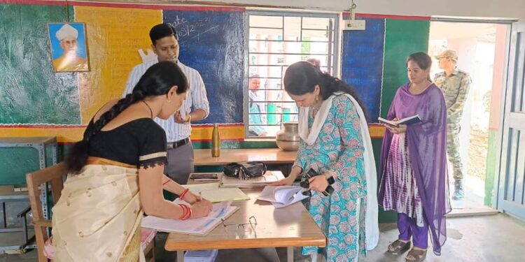 कलेक्टर ने किया बम्हनी, सिलगी एवं पेटेगांव स्कूल का निरीक्षण अनुपस्थित शिक्षकों पर कार्यवाही के निर्देश