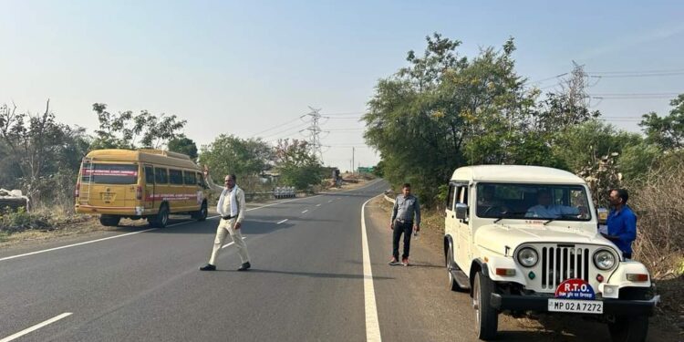 आदर्श आचार संहिता लागू होने पर परिवहन विभाग के जांच दल द्वारा अमरवाड़ा-हर्रई मार्ग में की गई वाहनों की सघन जाँच। 8 वाहनों से लिया गया 10500 रूपये का जुर्माना