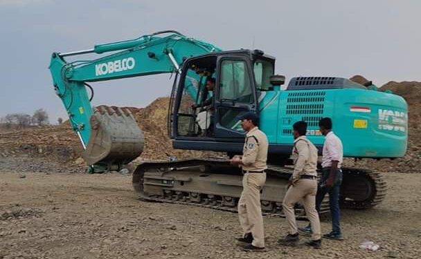 अवैध पत्थर खनन पर खनिज विभाग की कार्यवाही में एक चैन पोकलेन मशीन जप्त