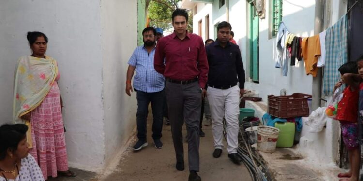 85 वर्ष से अधिक उम्र के वरिष्ठ मतदाताओं को घर में मिली मतदान की सुविधा  86 वर्षीय वरिष्ठ मतदाता बद्री ने किया होम वोटिंग  कलेक्टर श्री प्रसाद ने वरिष्ठ मतदाता द्वारा मतदान के प्रति जोश और जज्बे को सराहा