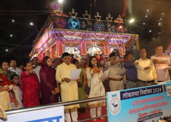 राजराजेश्वरी मेला परिसर में श्रृद्धालुओं को कलेक्टर सुश्री ऋजु बाफना ने दिलवाई मतदाता शपथ