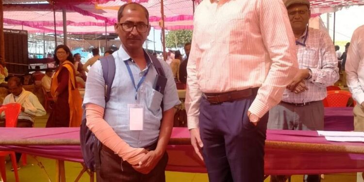 हांथ में फ्रेक्चर के बाद भी मतदान डियूटी हेतु आए शिक्षक श्री दहायत के जोश और जज्बे को कलेक्टर ने सराहा