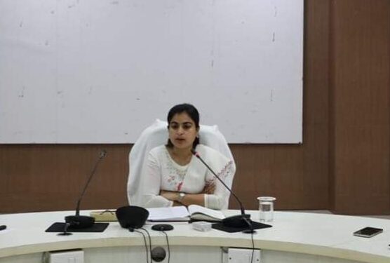 कलेक्टर एवं जिला निर्वाचन अधिकारी ने निर्वाचन कार्य में लापरवाही बरतने पर 5 कर्मचारियों को निलंबित किया तथा कर्तव्य के प्रति लापरवाही बरतने पर 1 कर्मचारी की सेवा समाप्त करने का आदेश जारी किया