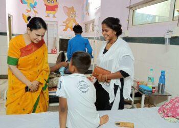अनुपस्थित चिकित्सकों पर कार्यवाही करने के निर्देश  कलेक्टर ने किया जिला चिकित्सालय का औचक निरीक्षण। सेवा समाप्ति का प्रस्ताव भेजने के निर्देश