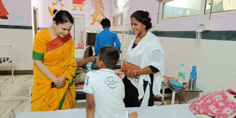 अनुपस्थित चिकित्सकों पर कार्यवाही करने के निर्देश  कलेक्टर ने किया जिला चिकित्सालय का औचक निरीक्षण। सेवा समाप्ति का प्रस्ताव भेजने के निर्देश