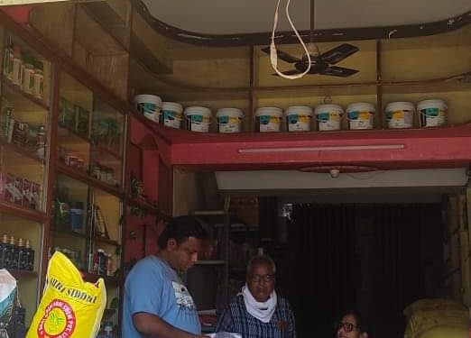 बिना लाइसेंस के विक्रय पाये जाने पर कीटनाशक जप्त दुकान को किया सील