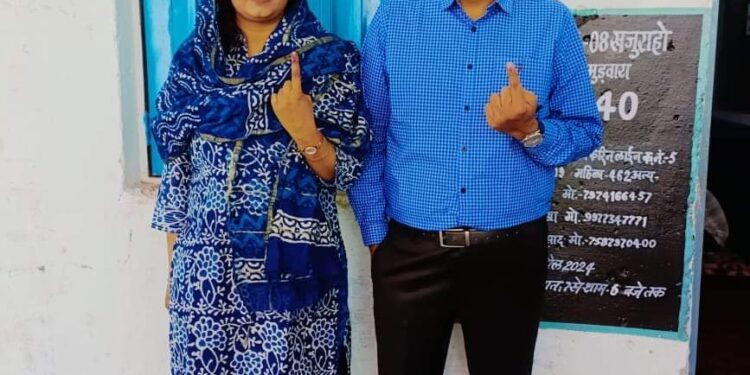 जिला पंचायत सीईओ शिशिर गेमावत ने सपत्नीक के साथ प्राथमिक शाला भवन केरिन लाइन के मतदान केंद्र क्रमांक 240 में पहुंचकर मताधिकार का प्रयोग कर मतदाताओं से की मतदान करने की अपील।