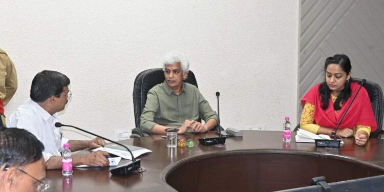 जिले में कहीं भी पेयजल को लेकर कोई परेशानी न हो, नहरों की मरम्मत व सुधार कार्य प्राथमिकता से करायें कलेक्टर सामूहिक सहभागिता से नदी-नालों की साफ-सफाई का कार्य शुरू कर दें – कलेक्टर