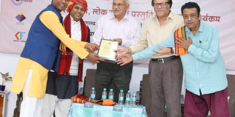 *छिंदवाड़ा निवासी डॉ. अरुण खोबरे को साहित्य एवं श्रीरामचरित मानस के लिए कलाव्योम फाउंडेशन ने किया सम्मानित,*