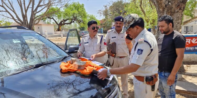 थाना रीठी अंतर्गत वाहन चेकिंग के दौरान क्रेटा कार क्रमांक MP20CG7347 से नगद रूपए 2,50,000₹ मिले, उक्त रूपयों के संबंध में कार चालक द्वारा कागजात प्रस्तुत करने पर उक्त रूपए वापस किए गए ।