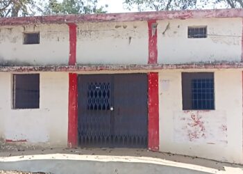 सचिव और रोजगार सहायक रहते नदारद पंचायत भवन में लटका रहता ताला,,,
