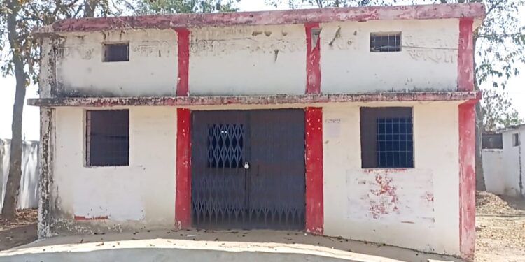 सचिव और रोजगार सहायक रहते नदारद पंचायत भवन में लटका रहता ताला,,,