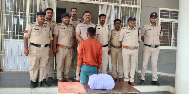 *सरप्राईज वाहन चैकिंग के दौरान पकडा गया गांजा तस्कर*