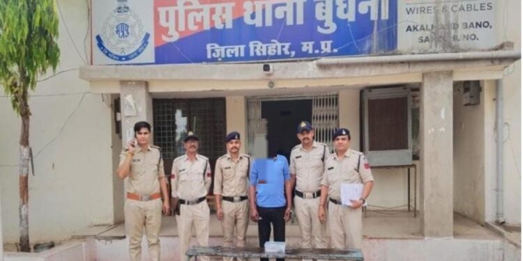 हत्या का प्रयास के फरार आरोपी को देसी पिस्तौल सहित जिंदा कारतूस के साथ किया गिरफ्तार,न्यायालय ने भेजा जेल,बुधनी पुलिस को मिली सफलता,एसडीओपी के मार्गदर्शन में प्रभावी कार्रवाई..