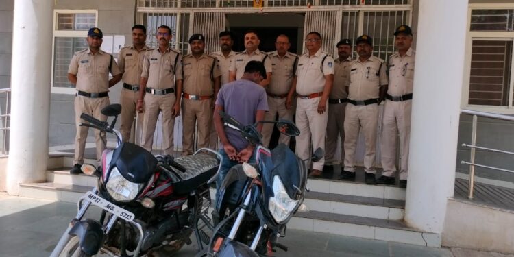 *उमरिया जिले का फरार स्थायी वांरटी को बरही पुलिस ने चोरी गयी दो मोटर सायकिल सहित घटना के चंद घंटो बाद किया गया गिरिफ्तार*