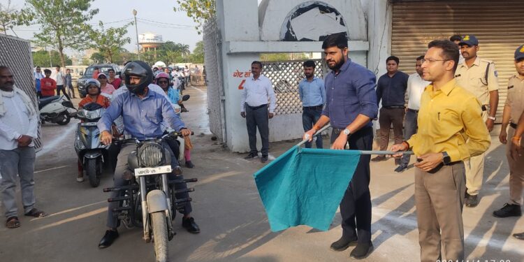 *कलेक्टर श्री सिंह ने बाइक रैली को हरी झंडी दिखाकर रवाना किया*