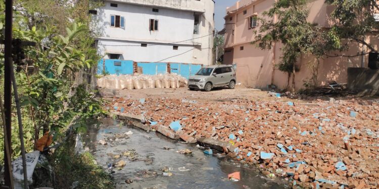 मुख्यालय पर रसूखदार कर रहे मीनाक्षी चौक पीलीखंती के नाले पर अतिक्रमण,बारिश में बाढ़ का खतरा बढ़ा,सीएम हेल्पलाइन पर हुई शिकायत,सीएमओ पटले मैडम नाले का अतिक्रमण देखने पहुंची,दिए हटाने के निर्देश… वीडियो
